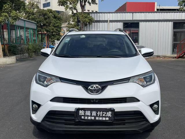 Toyota RAV4 - фото 1