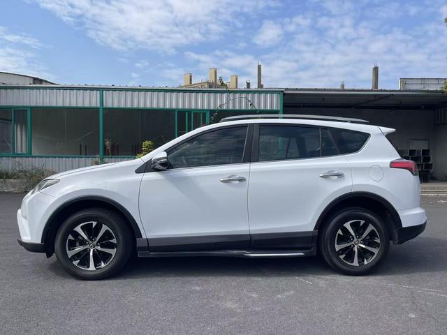 Toyota RAV4 - фото 3