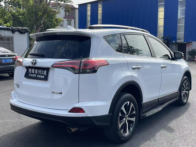 Toyota RAV4 - фото 4