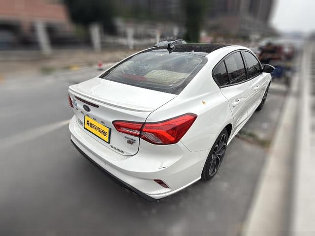 Ford Focus - фото 3