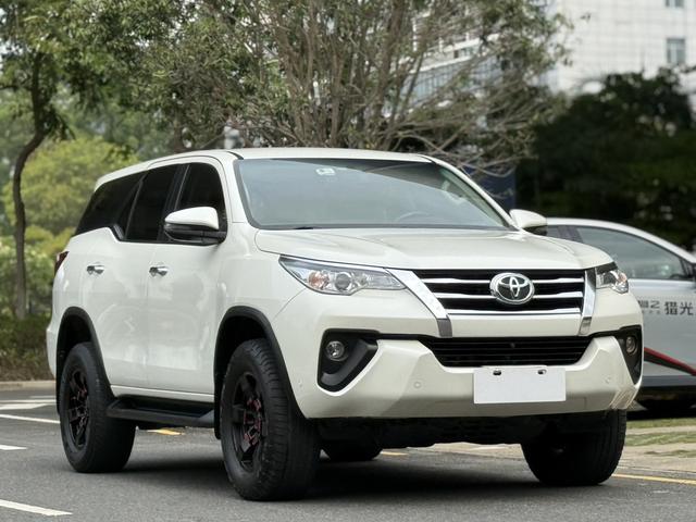 Toyota Fortuner - фото 1