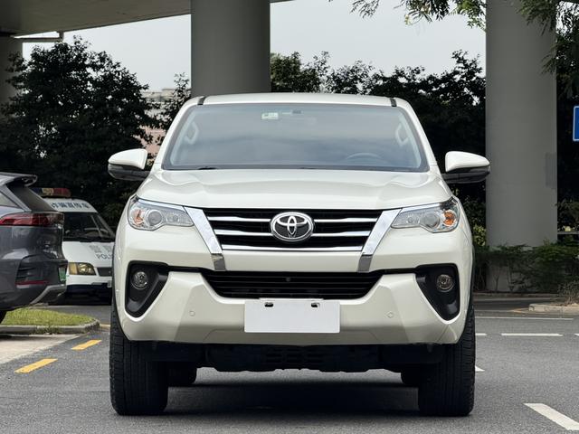 Toyota Fortuner - фото 2