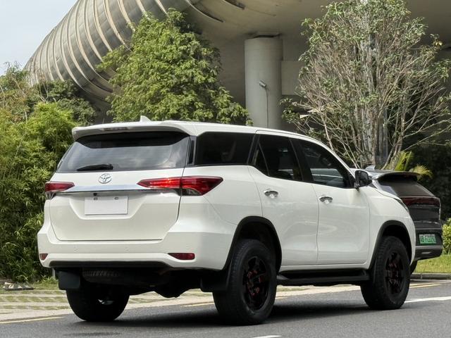 Toyota Fortuner - фото 3