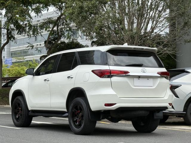Toyota Fortuner - фото 4