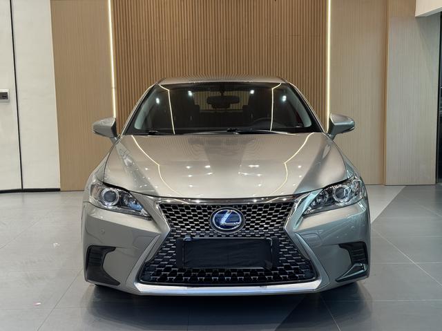 Lexus CT - фото 1