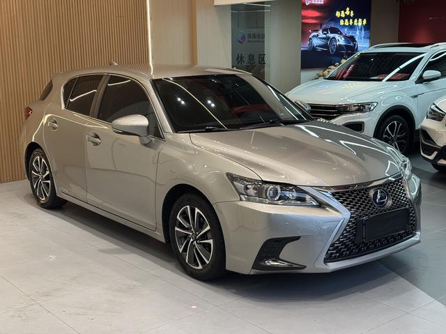 Lexus CT - фото 2