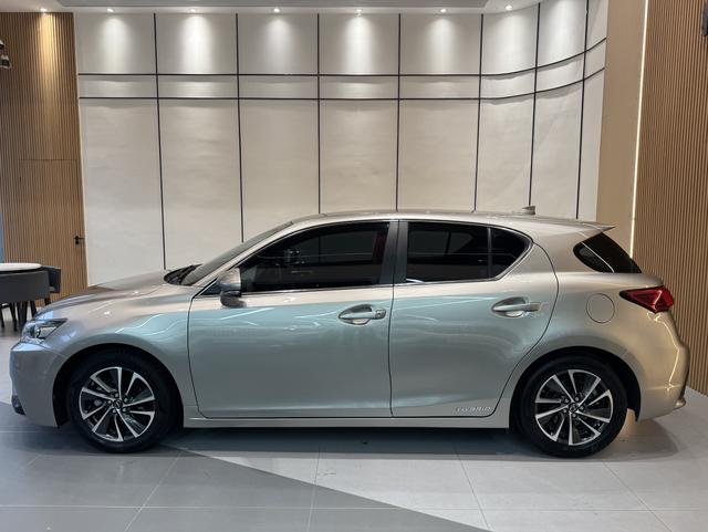 Lexus CT - фото 3