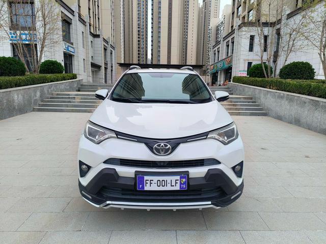 Toyota RAV4 - фото 1