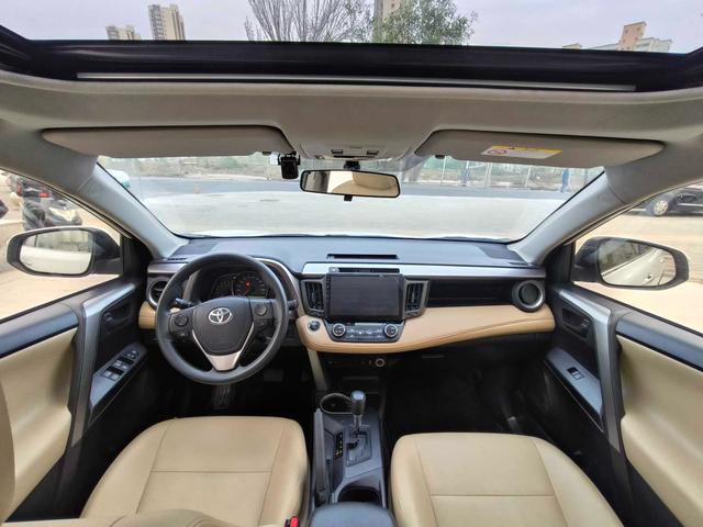 Toyota RAV4 - фото 4