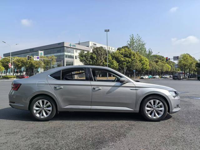 Skoda Superb - фото 3