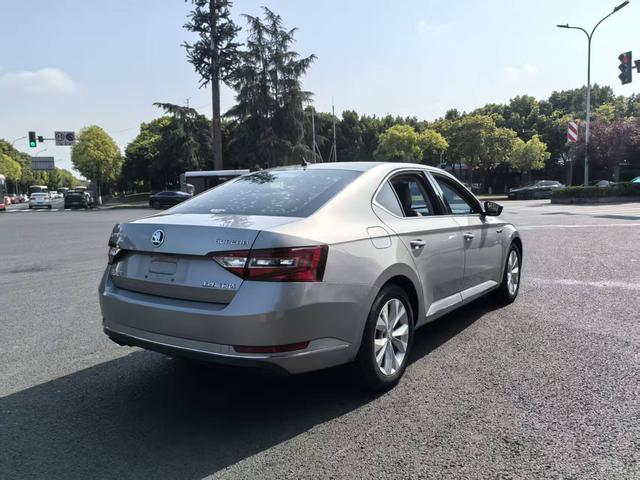 Skoda Superb - фото 4