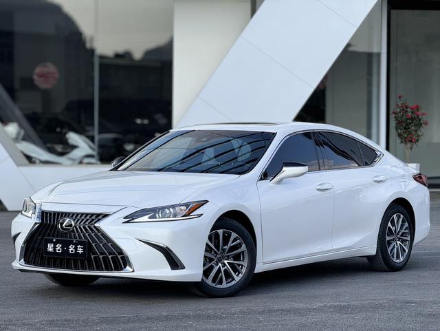 Lexus ES - фото 0