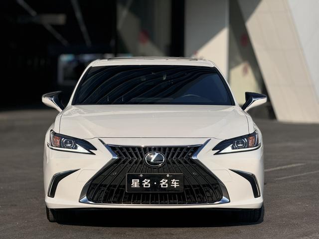 Lexus ES - фото 1