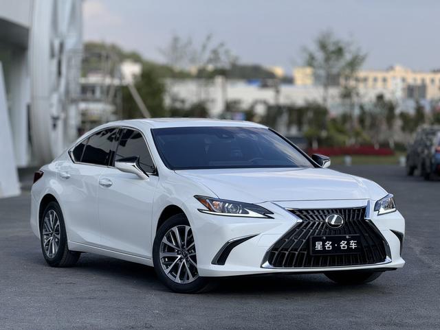 Lexus ES - фото 2