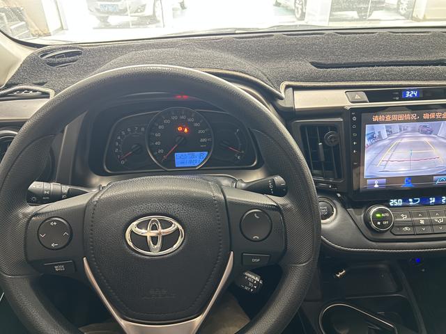 Toyota RAV4 - фото 1