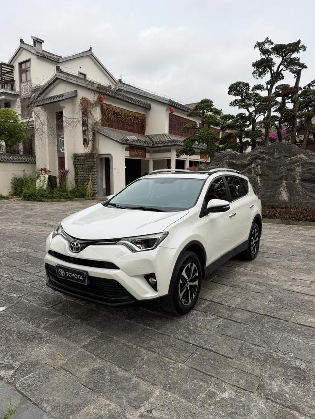 Toyota RAV4 - фото 0