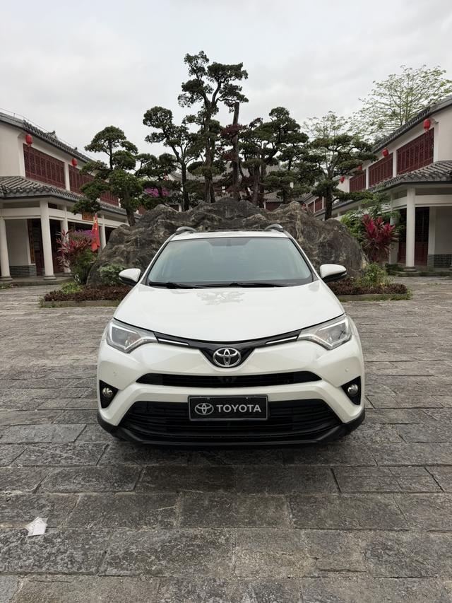 Toyota RAV4 - фото 1