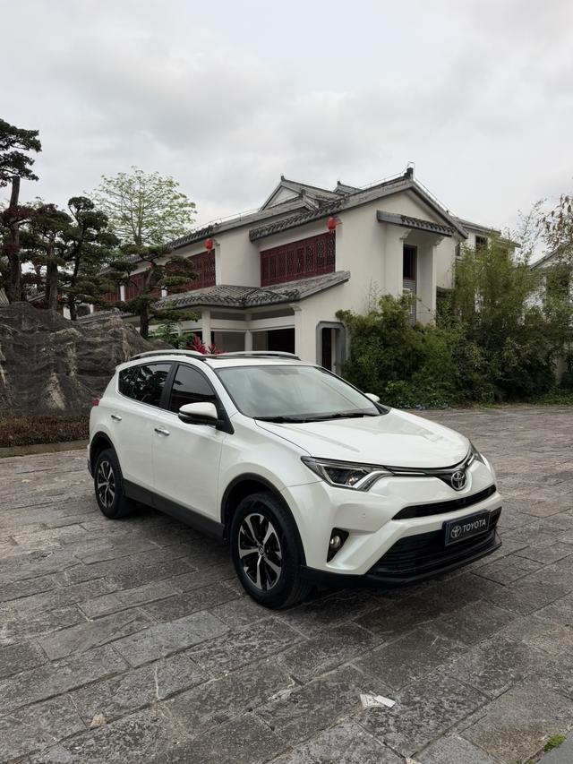 Toyota RAV4 - фото 2