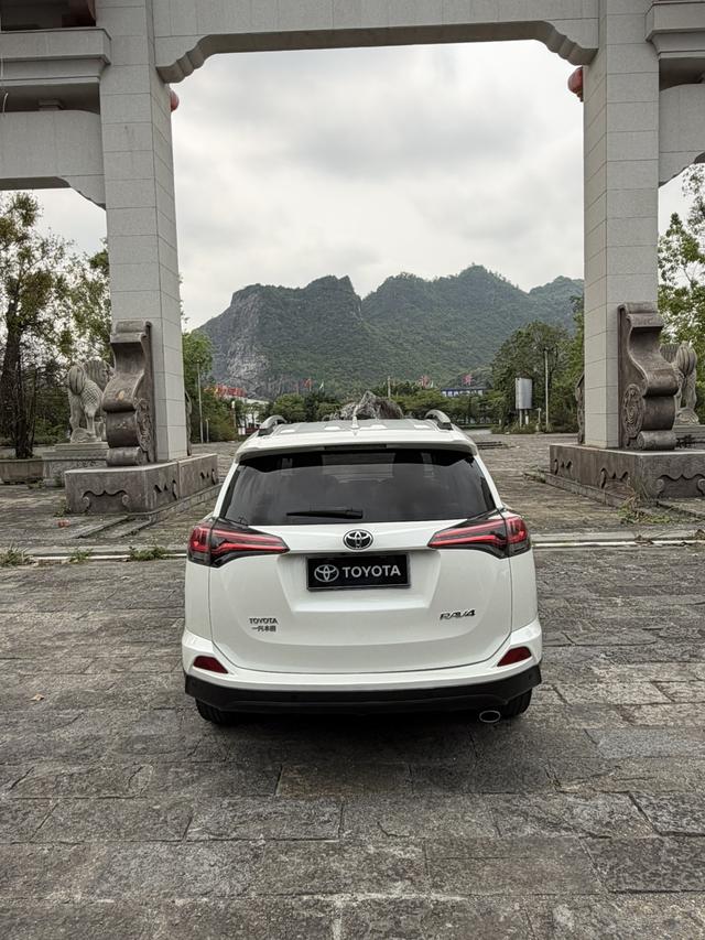 Toyota RAV4 - фото 3