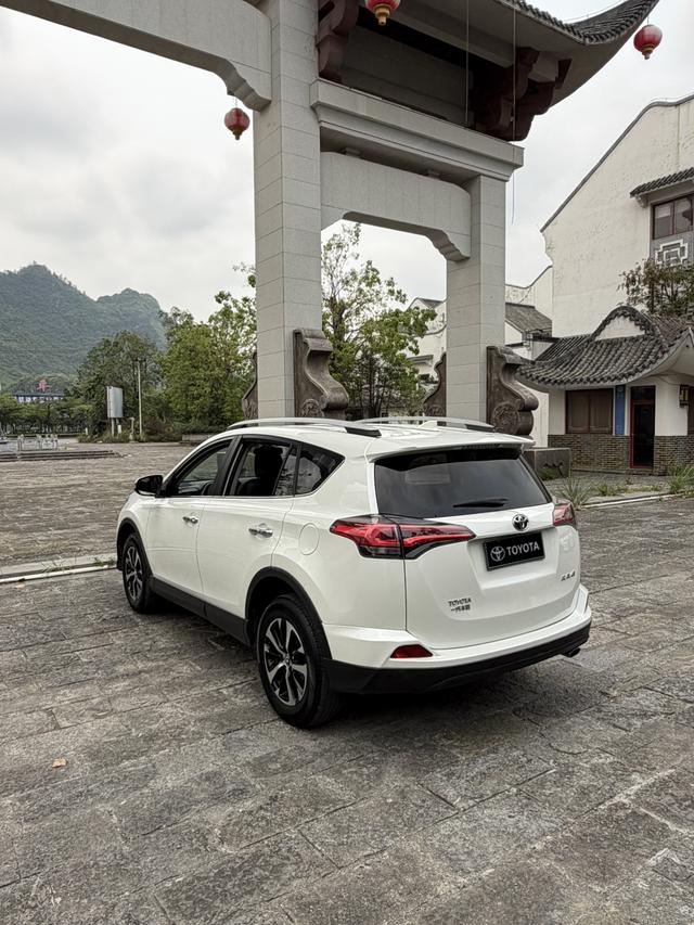 Toyota RAV4 - фото 4