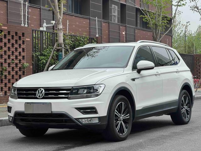 Volkswagen Tiguan L - фото 0