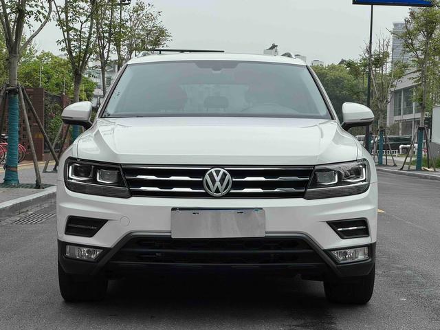 Volkswagen Tiguan L - фото 1