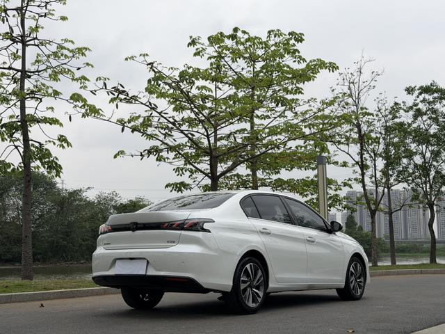 Peugeot 408 - фото 3
