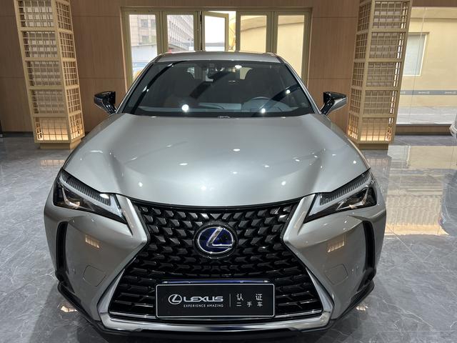 Lexus UX - фото 1