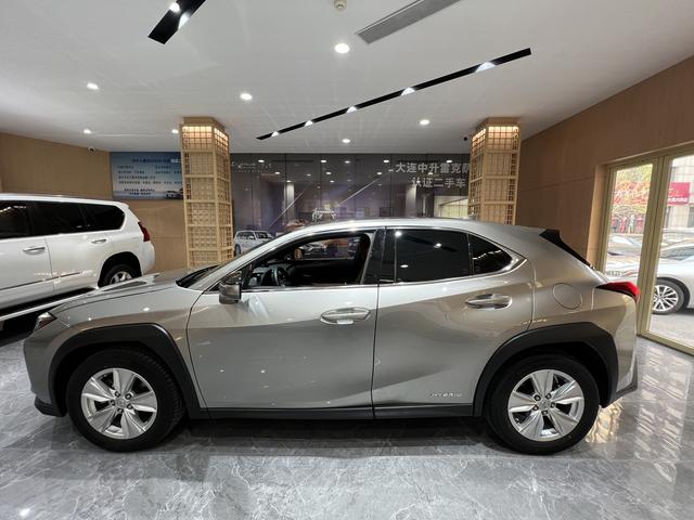 Lexus UX - фото 2