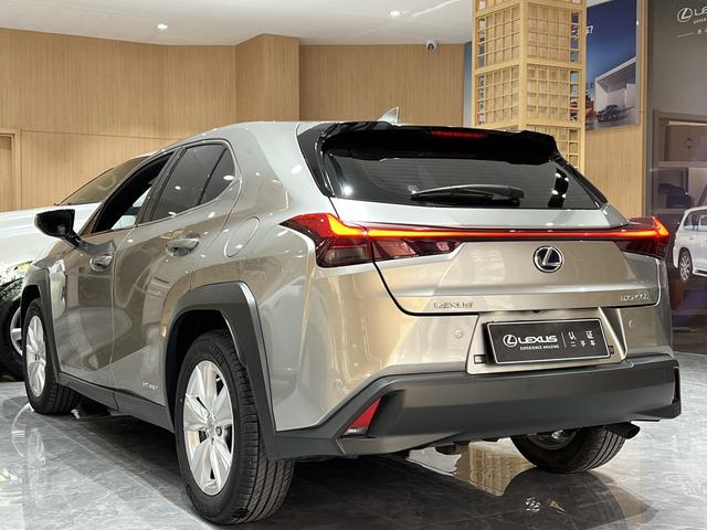 Lexus UX - фото 3
