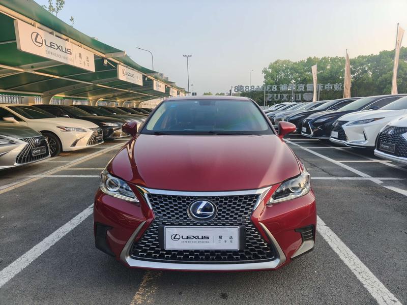 Lexus CT - фото 1