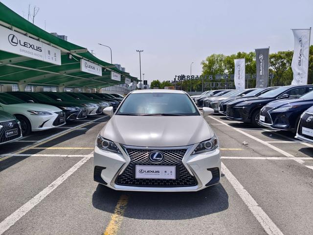 Lexus CT - фото 1