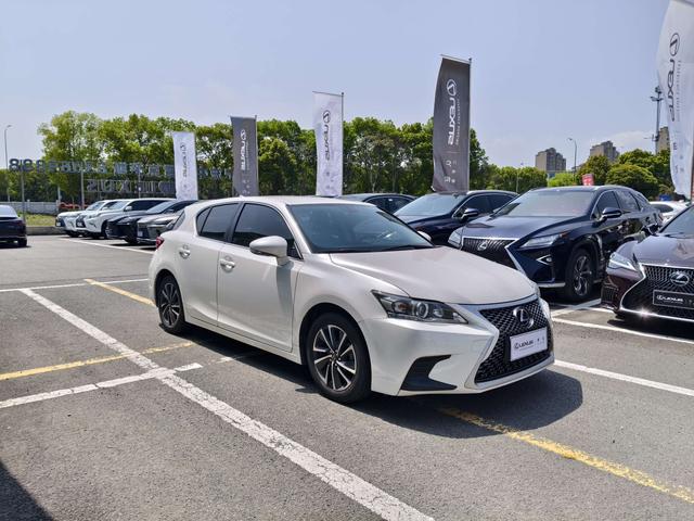 Lexus CT - фото 2