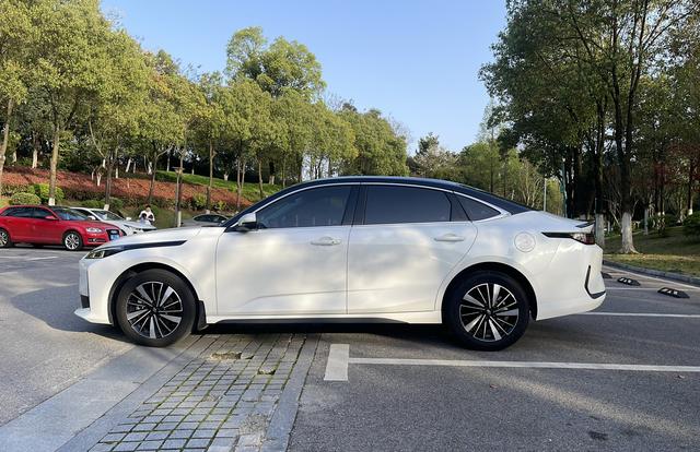 Changan Qiyuan A05 - фото 3