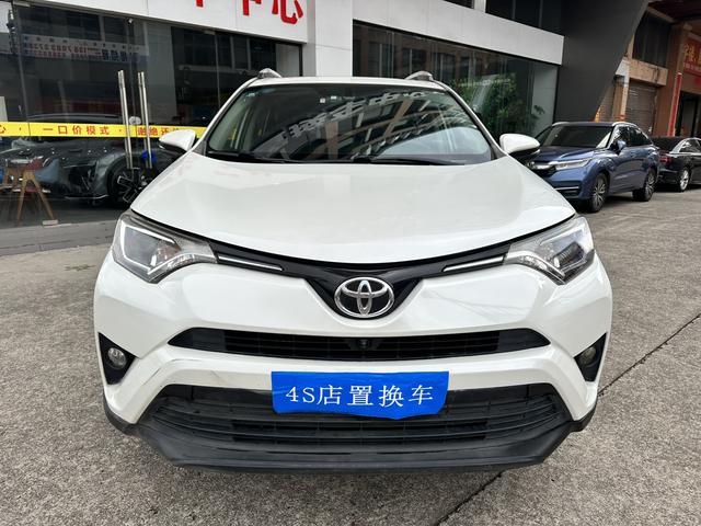 Toyota RAV4 - фото 1