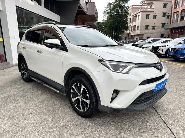 Toyota RAV4 - фото 2