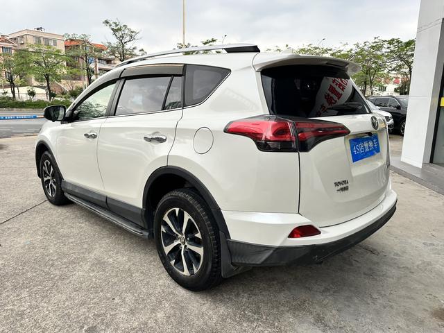 Toyota RAV4 - фото 3