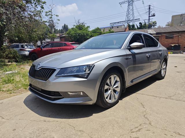 Skoda Superb - фото 0