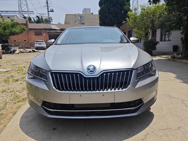 Skoda Superb - фото 1