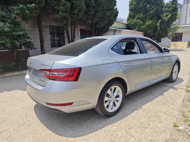 Skoda Superb - фото 4
