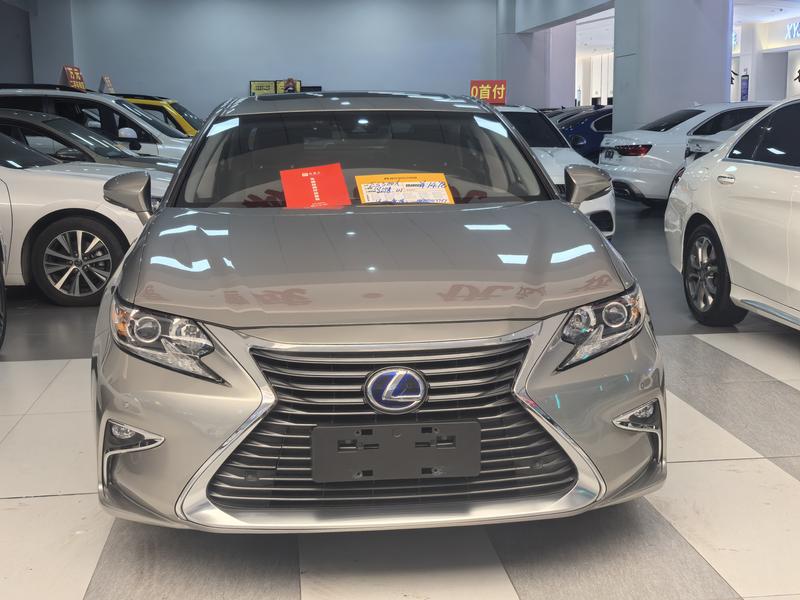 Lexus ES - фото 1