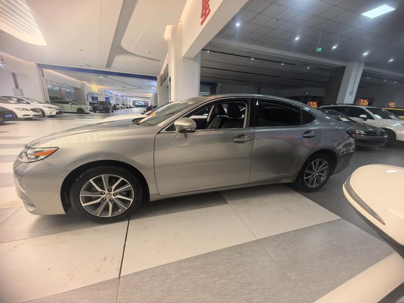 Lexus ES - фото 2
