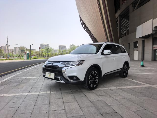 Mitsubishi Outlander - фото 0