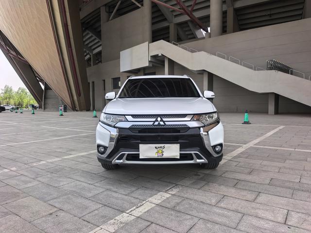 Mitsubishi Outlander - фото 1