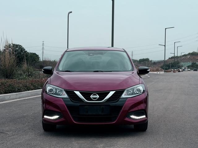Nissan Tiida - фото 1