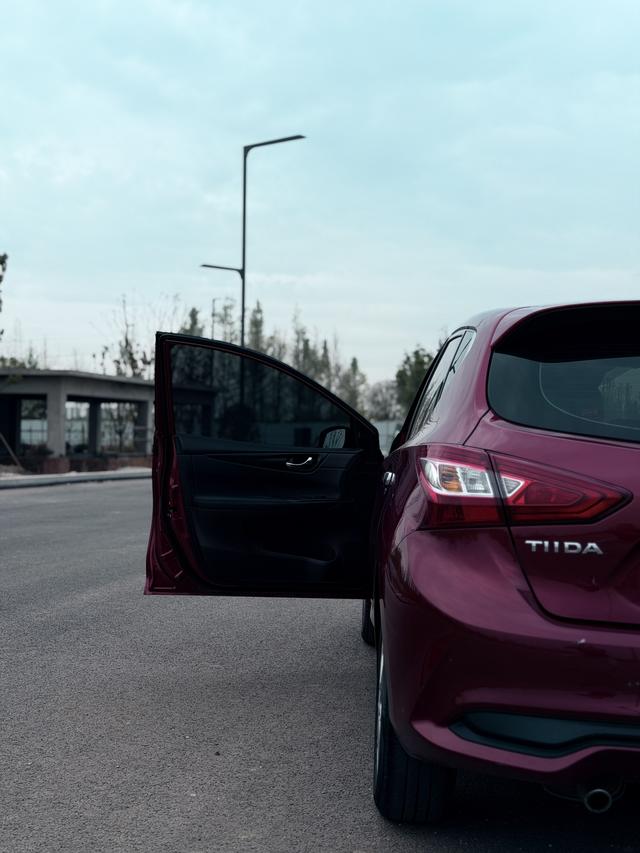Nissan Tiida - фото 3