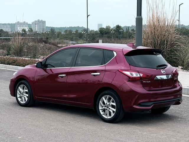 Nissan Tiida - фото 4