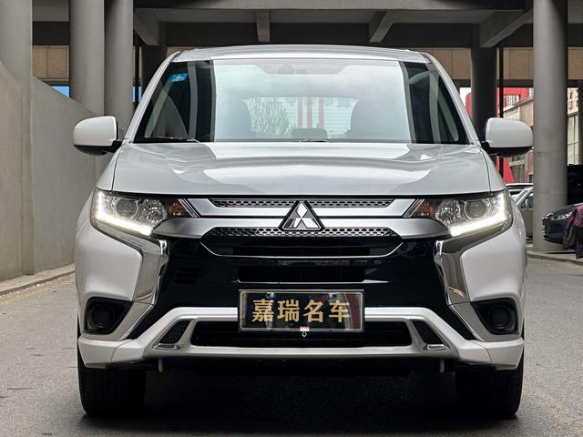 Mitsubishi Outlander - фото 1