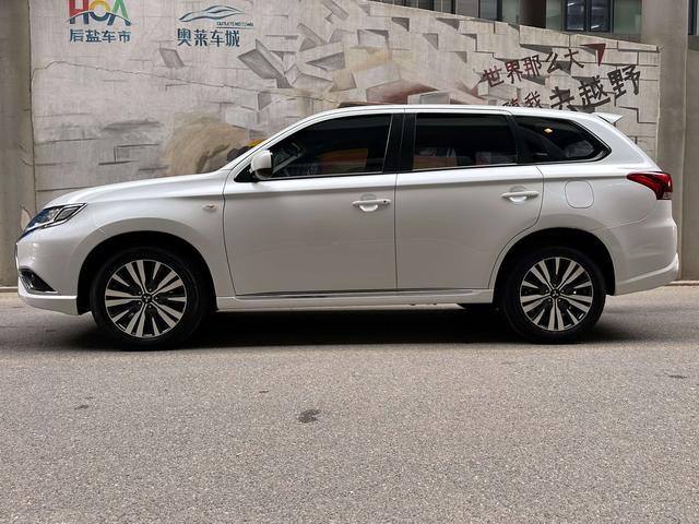 Mitsubishi Outlander - фото 2