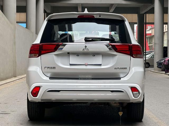 Mitsubishi Outlander - фото 3